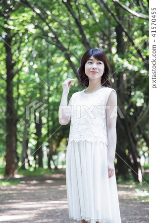 生活方式步行街道秀麗畫象婦女新綠色 41570455