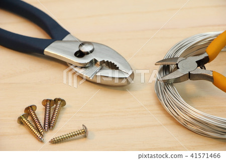 工具等放在木板上 工具等放在木板上 41571466