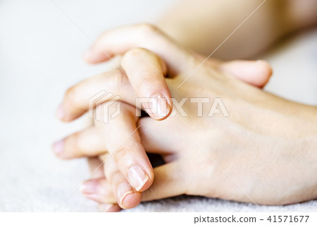 Female hand 41571677