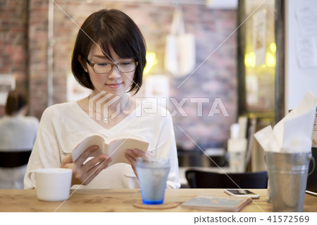Cafe reading coffee ladies Cafe reading coffee ladies 41572569