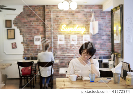 Cafe reading coffee ladies Cafe reading coffee ladies 41572574