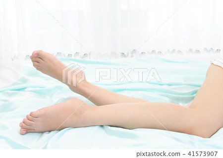 Beautiful women's legs Beautiful women's legs 41573907