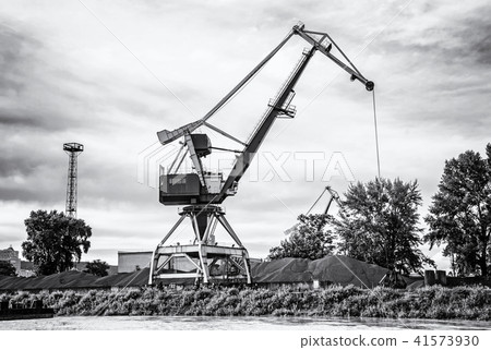 Blue crane in cargo port, colorless 41573930