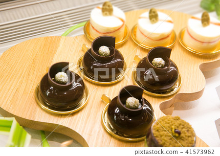 時尚蛋糕巧克力類型 41573962