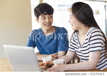 Casual young men and women using personal computers 41575431