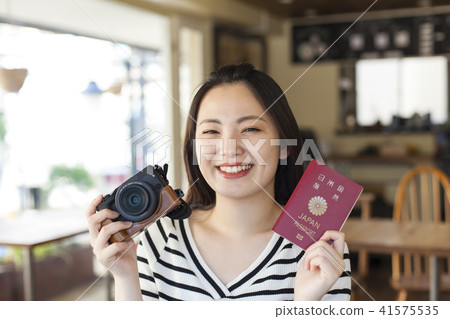 一名計劃出國旅行的年輕女子 一名計劃出國旅行的年輕女子 41575535