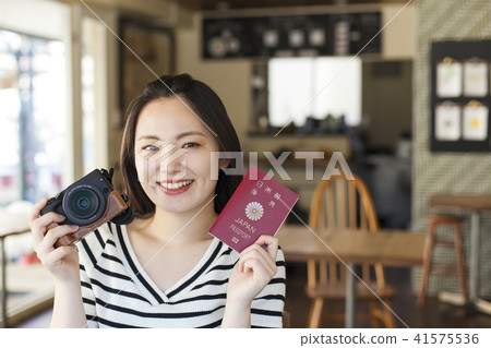 一名計劃出國旅行的年輕女子 一名計劃出國旅行的年輕女子 41575536