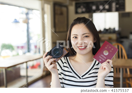 一名計劃出國旅行的年輕女子 一名計劃出國旅行的年輕女子 41575537