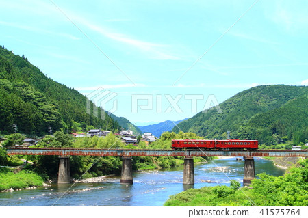 Nagaragawa Railway: A tourist train running 41575764