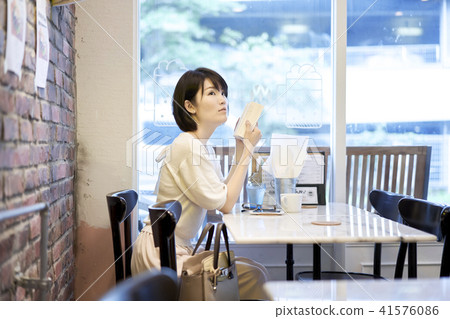 Cafe coffee female profile reading 41576086