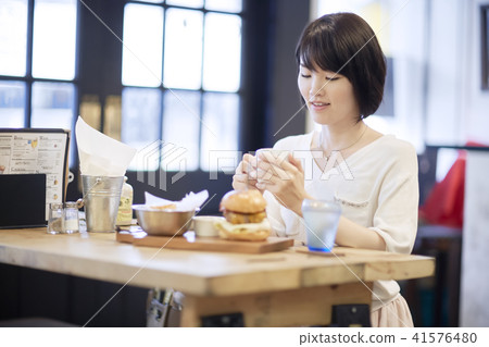 咖啡廳午餐女漢堡 咖啡廳午餐女漢堡 41576480