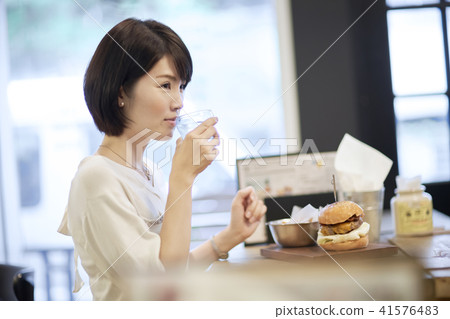 咖啡廳午餐女漢堡 41576483