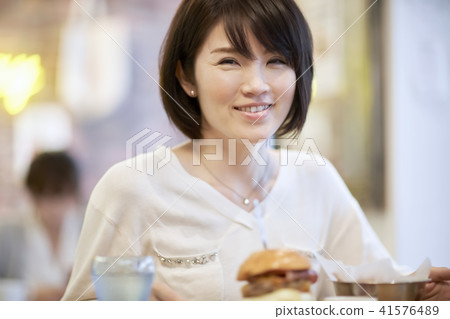 咖啡廳午餐女漢堡 41576489