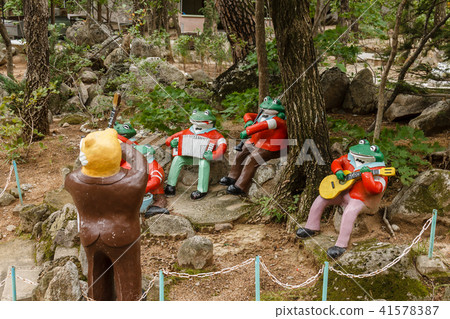 Frogs playing musical instruments 41578387