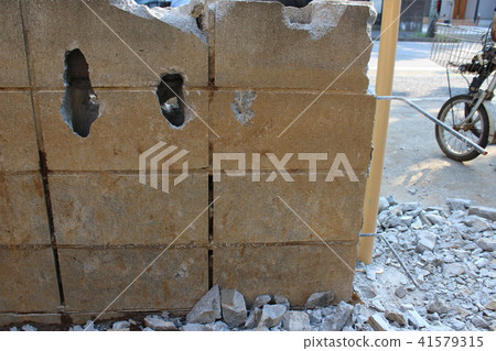 Poor construction of concrete block walls 41579315