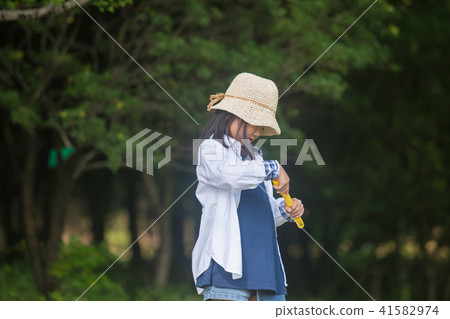 使用與肥皂泡的女孩 使用與肥皂泡的女孩 41582974