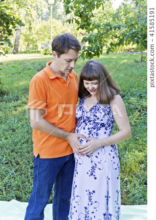 Man and woman awaiting baby 41585191