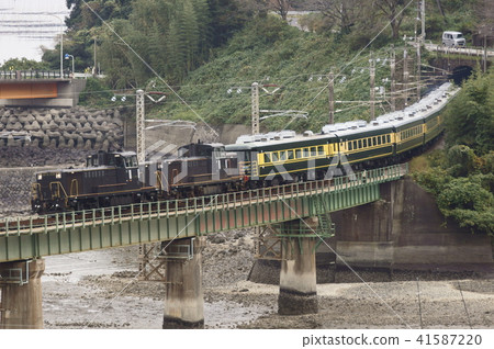 Photo spot: DE10 double-header + Salon Car Naniwa (Salon Car Akatsuki) going through Hasenoura 41587220