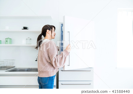 一個打開冰箱的女人 41588440