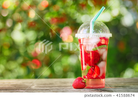 strawberry lemonade in plastic glass 41588674