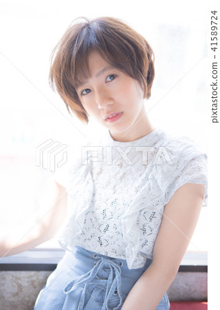 Young lady's hair style 41589724