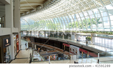 SINGAPORE - APR 1st, 2015: Inside view of the Marina Bay Sands hotel, lobby of one of the most 41591289