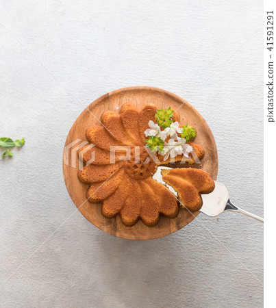 Marguerite type almond cake 41591291
