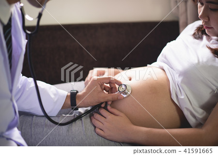 Doctor examining a pregnant woman Doctor examining a pregnant woman 41591665