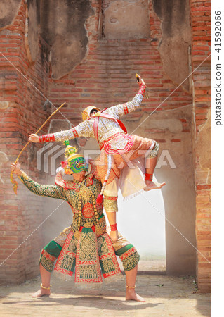 Hanuman fighting Thotsakan in Thai Khon Pantomime 41592066