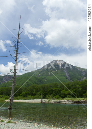 Mount Yakedake seen across the Azusa River in Kamikochi / Matsumoto City, Nagano Prefecture 41592984