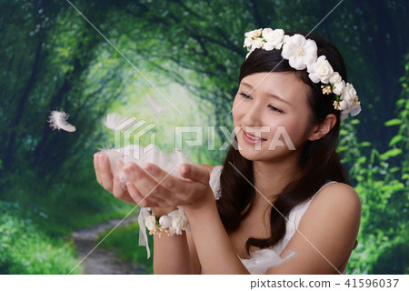 A woman in a dress 41596037