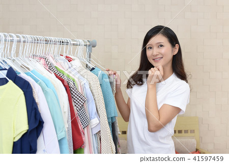 一個女人選擇服裝 一個女人選擇服裝 41597459