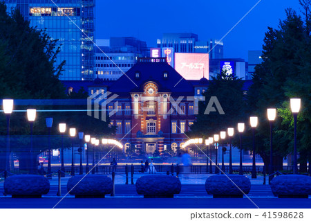 距離皇居廣場約1公里的東京車站夜景 41598628