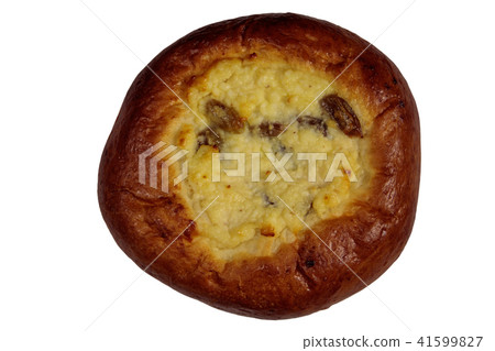 Sweet round bun with cottage cheese and raisins Sweet round bun with cottage cheese and raisins 41599827