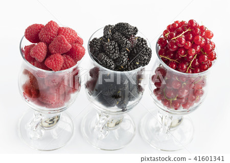 Raspberry, blackberry currant are located in glass 41601341