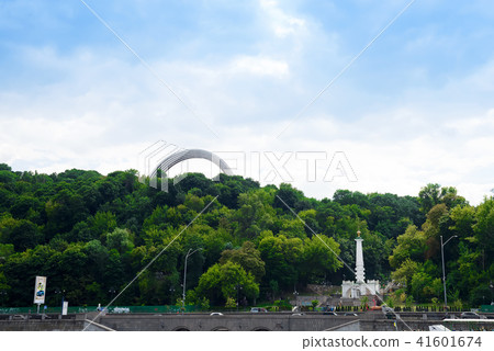 Kiev, Ukraine - 18, Jule 2017: People's Friendship Arch monument located in Khreshatiy Park 41601674