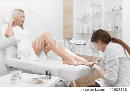 Specialist in white cleaning cuticle around nails on feet and polish. Specialist in white cleaning cuticle around nails on feet and polish. 41602188