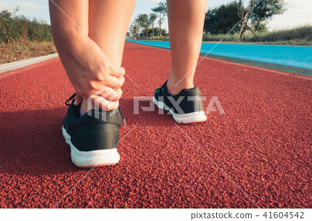 Close up portrait of sporty woman  41604542