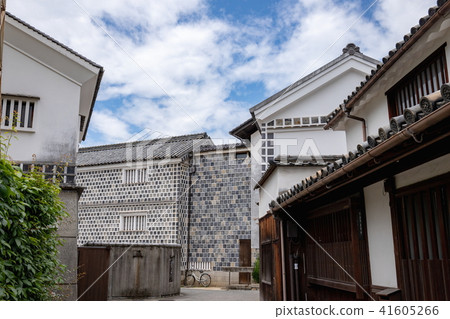 Kurashiki Bikan Historical Quarter: Plaster storehouse and bicycle 41605266