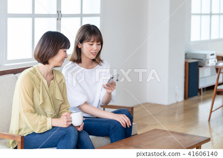 兩個女人看著smaho 41606140