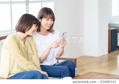 兩個女人看著smaho 41606141