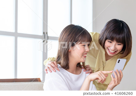 2名女性正在觀看smaho 2名女性正在觀看smaho 41606260