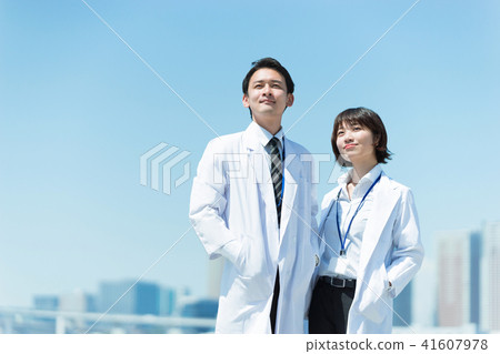 Men and women of white robes looking far away (images of doctors and scientists) Men and women of white robes looking far away (images of doctors and scientists) 41607978
