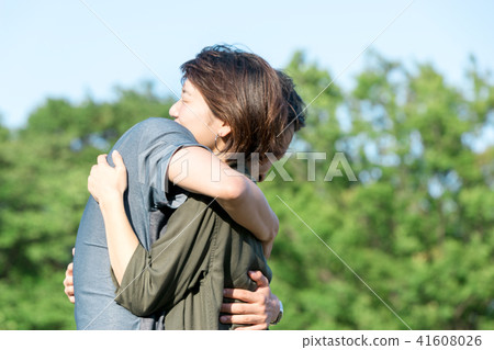 Hugs couple 41608026