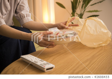Young ladies · Convenience store lunch Young ladies · Convenience store lunch 41608433