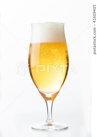 罐裝啤酒倒入玻璃杯裡，感覺像夏天 41609485