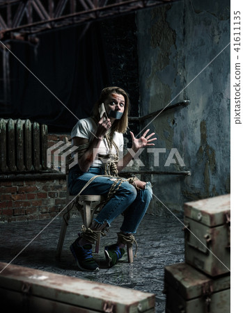 Victim of maniac tries to call police for the help 41611135