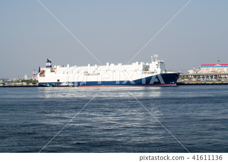 Cargo ship handling cargo at Nagoya port 41611136