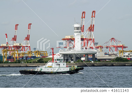 橫濱港的象徵塔和前方行駛的拖船 41611143