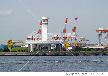 橫濱港標誌塔和貨櫃碼頭起重機 橫濱港標誌塔和貨櫃碼頭起重機 41611145